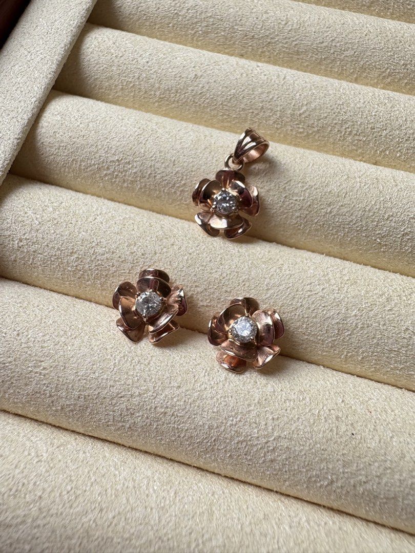 D’Rose Earrings & Pendant Set (Category: Earrings) located in Cavite. Submitted by daintyme.03 (Listing ID 1463162009, Image 2). Description: ONHAND!!! 🌹 D’Rose Earrings & Pendant Set 🌹 💎33,450php only 🥀14k Rose Gold w/ Diamond Accent🥀 🌹 Custom made / Onhand 🌹 3mm .10ct (.30tcw) Round LG Diamond 🌹 3.3g of Rose Gold used 🌹 STANDARD, PAWNABLE, and SOLID Gold ‼️Chain not included. Not for sale. 📹Video available in the comment section. PM/D