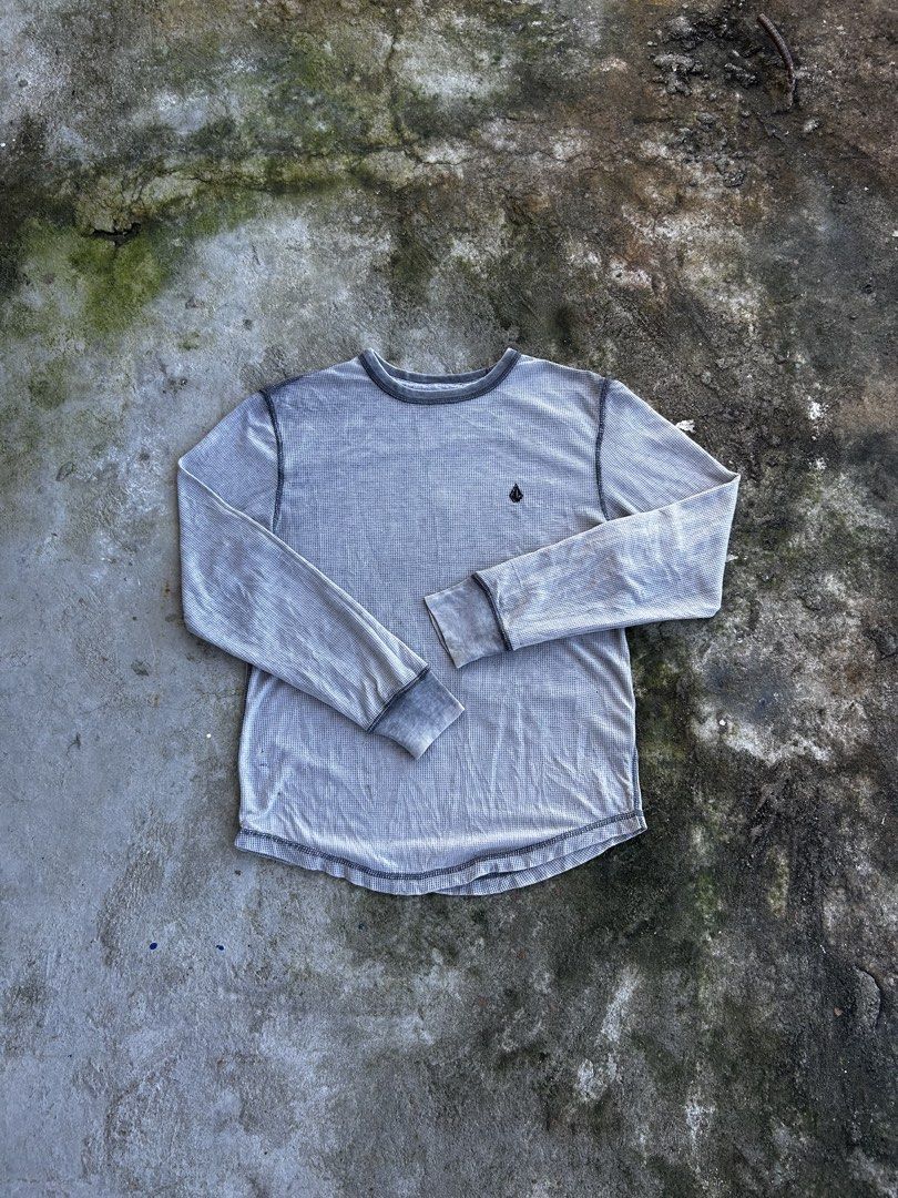 Early Y2k Volcom Basic Logo Thermal Long Sleeve (Category: Tshirts & Polo Shirts ) located in Balanga. Submitted by nothingtohold.co (Listing ID 1463289654, Image 1). Description: Early Y2k Volcom Basic Logo Thermal Long Sleeve Medium on tag | 20.5 width | 27.5 length | 9.3 condition Issue: minor rust stains, multiple pinholes Gcash | jnt | bataan.