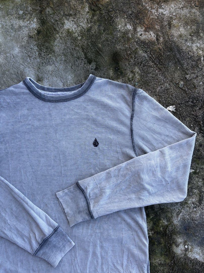 Early Y2k Volcom Basic Logo Thermal Long Sleeve (Category: Tshirts & Polo Shirts ) located in Balanga. Submitted by nothingtohold.co (Listing ID 1463289654, Image 2). Description: Early Y2k Volcom Basic Logo Thermal Long Sleeve Medium on tag | 20.5 width | 27.5 length | 9.3 condition Issue: minor rust stains, multiple pinholes Gcash | jnt | bataan.