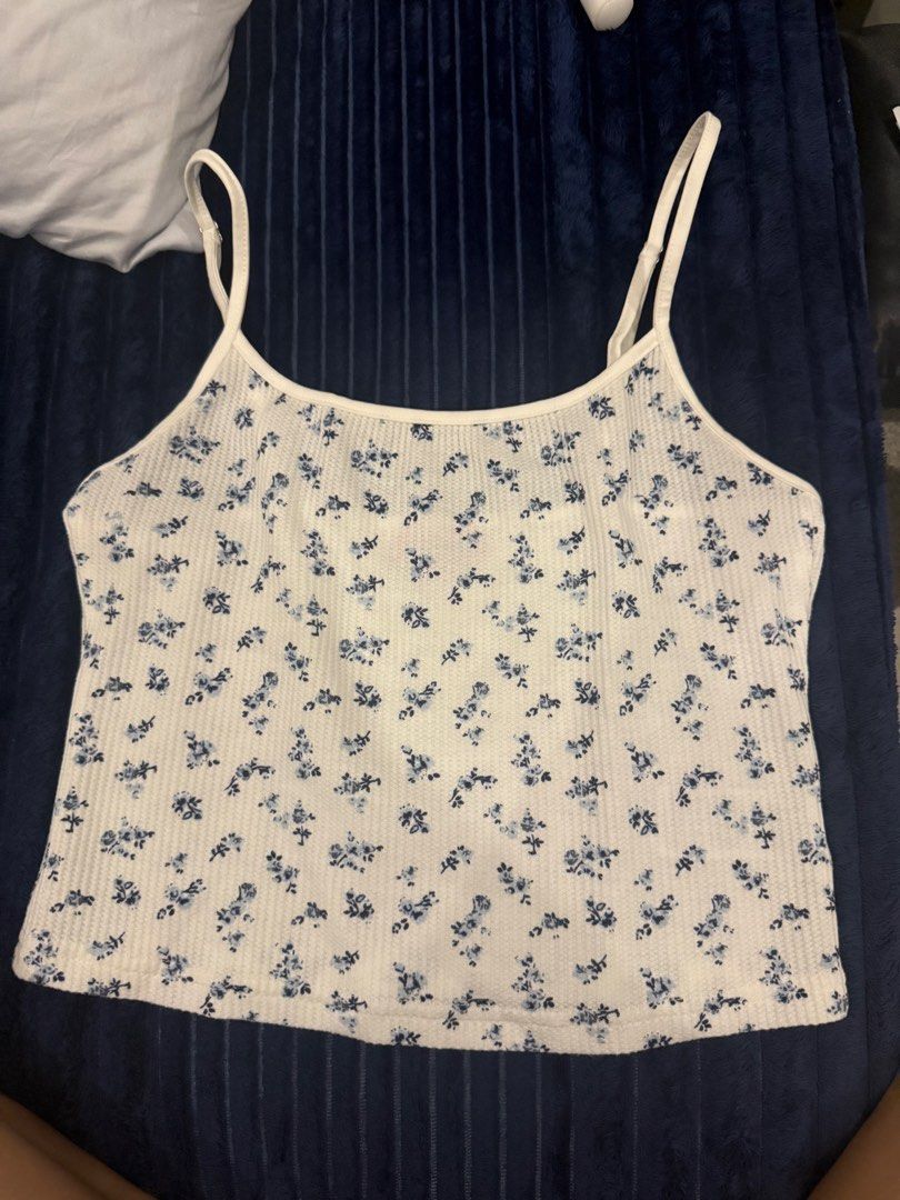 Edikted White Floral Ribbed Tank Top (Category: Sleeveless) located in Makati City. Submitted by stallionmegx (Listing ID 1463253632, Image 1). Description: Like new.