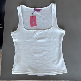 Edikted White Square Neck Tank Top (Category: Sleeveless) located in Manila. Submitted by april_sixteen (Listing ID 1463201983, Image 1). Description: - White ribbed tank top - Square neckline - Super stretchy material - Princess Polly-inspired style - Essential wardrobe basic - Easy to dress up or down.