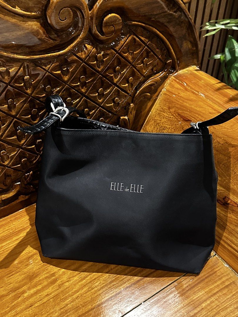 ELLE de ELLE Black Nylon Shoulder Bag (Category: Shoulder Bags) located in Aroroy. Submitted by as3sssz (Listing ID 1463144997, Image 2). Description: - Brand: ELLE de ELLE - Color: Black - Material: Nylon - Exterior: Zippered pocket on the back - Interior: Zippered compartment - Straps: Comfortable shoulder straps - Ideal for: Everyday use.