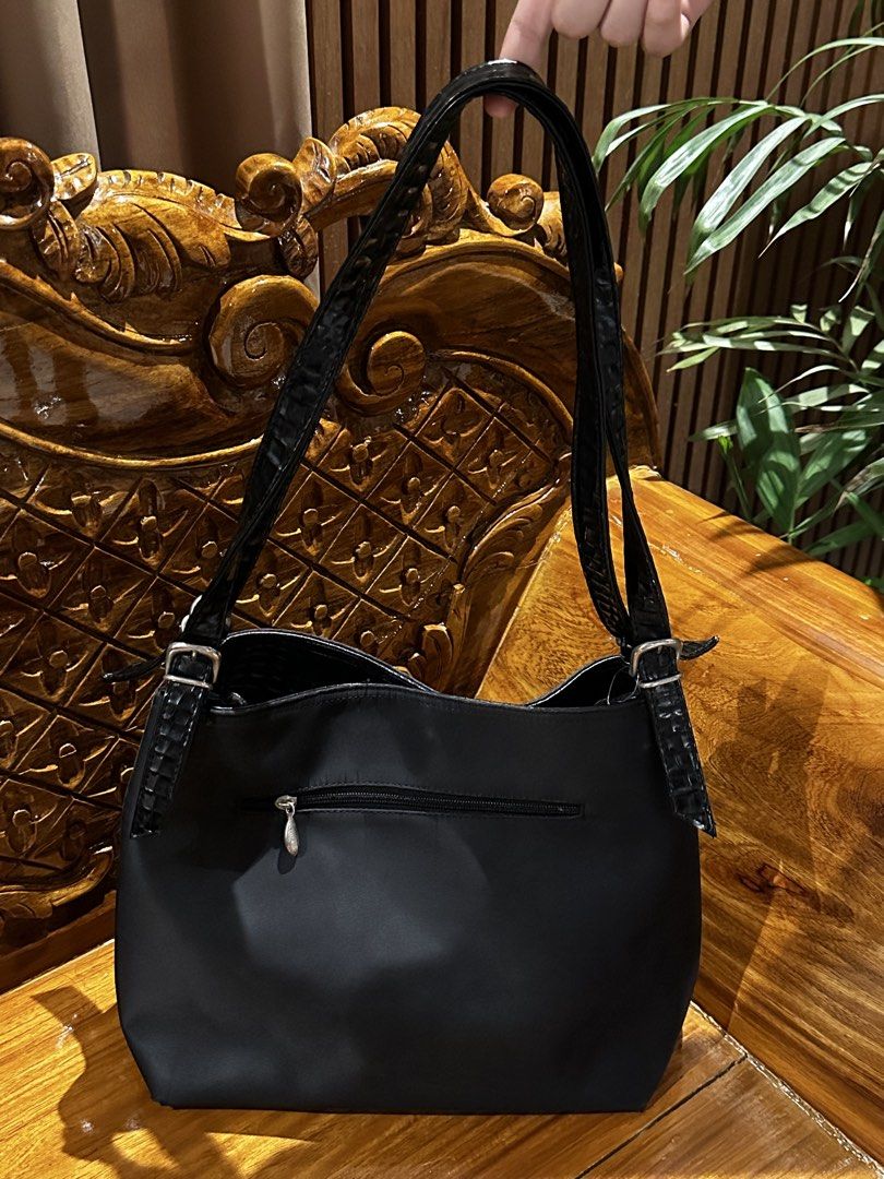 ELLE de ELLE Black Nylon Shoulder Bag (Category: Shoulder Bags) located in Aroroy. Submitted by as3sssz (Listing ID 1463144997, Image 3). Description: - Brand: ELLE de ELLE - Color: Black - Material: Nylon - Exterior: Zippered pocket on the back - Interior: Zippered compartment - Straps: Comfortable shoulder straps - Ideal for: Everyday use.