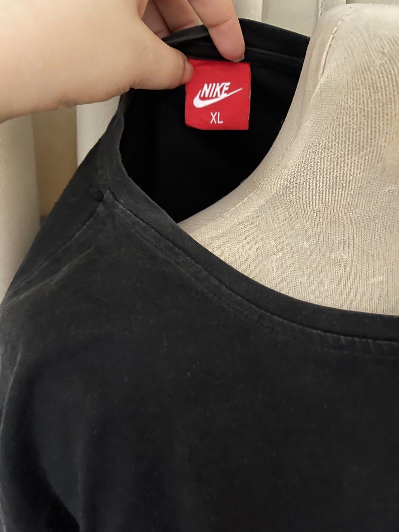embroid Swoosh womens (Category: Shirts) located in Cainta. Submitted by zlove111 (Listing ID 1463176894, Image 3). Description: - Black Nike T-Shirt - Size L - Features multiple white swoosh logos on the chest - Crew neck, short sleeves - Perfect for casual everyday wear 8/10.