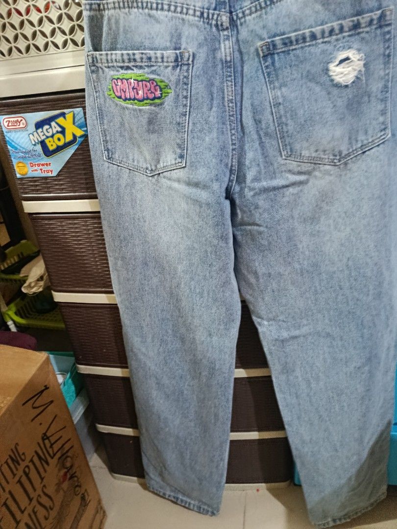 EMPYRE Distressed Light Wash Denim Jeans Size 6 (Category: Jeans) located in Manila. Submitted by suguru.chan (Listing ID 1463157541, Image 2). Description: waistline: 32", l:43.5*, leg opening: 8.5", high waist.