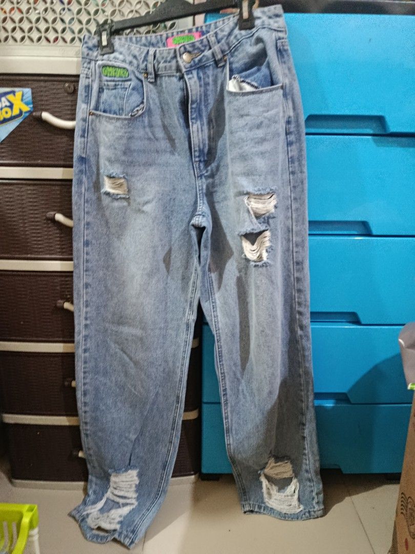 EMPYRE Distressed Light Wash Denim Jeans Size 6 (Category: Jeans) located in Manila. Submitted by suguru.chan (Listing ID 1463157541, Image 1). Description: waistline: 32", l:43.5*, leg opening: 8.5", high waist.