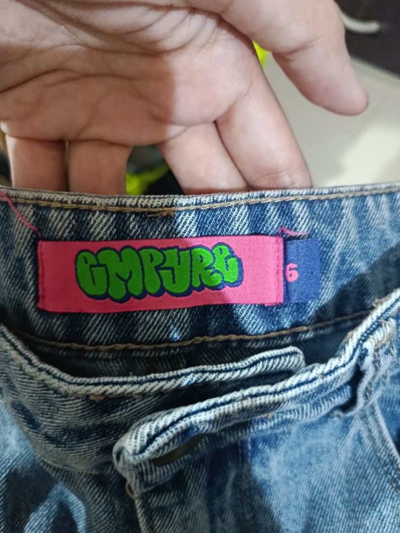 EMPYRE Distressed Light Wash Denim Jeans Size 6 (Category: Jeans) located in Manila. Submitted by suguru.chan (Listing ID 1463157541, Image 3). Description: waistline: 32", l:43.5*, leg opening: 8.5", high waist.
