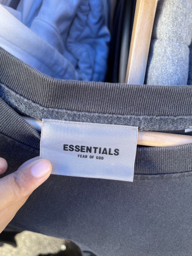 essentials (Category: Tshirts & Polo Shirts) located in Pendang. Submitted by aifssss (Listing ID 1463237239, Image 3). Description: pit 22 labuh 28 condition 9/10 semua cun lagi bole pm if nak details.