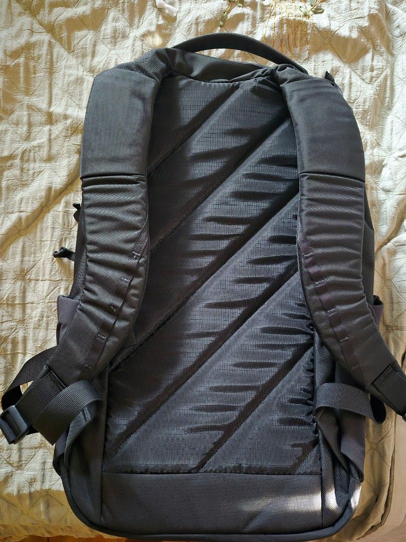 Evergoods Civic Half Zip 22L V2 (Category: Backpacks) located in Manila. Submitted by radboymd (Listing ID 1463204369, Image 2). Description: Evergoods Civic Half Zip 22L backpack Thia is the V2 version Color: Black Material: 840d ballistic nylon shell, 420d nylon lining Like new, used a few times only Negotiable Meetups preferred in Alabang, BGC, Makati, San Juan and Pasig RFS: Using V3 https://www.packhacker.com/travel-gear/evergoods/civic-half