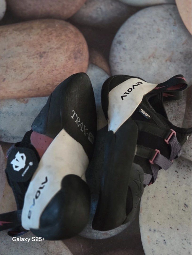 Evolv Shaman Pro LV climbing shoes (Category: Other Sports Equipment and Supplies) located in Manila. Submitted by tris5481 (Listing ID 1463325538, Image 2). Description: US (W) 6.5 / US (M) 5.5 / UK 4.5 / EU 37.5 Never used in a full session, worn for fitting only Original market price 180€ Open for negotiations Comes with free chalk bag!.