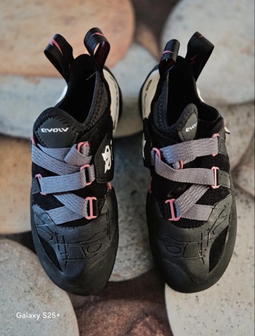 Evolv Shaman Pro LV climbing shoes (Category: Other Sports Equipment and Supplies) located in Manila. Submitted by tris5481 (Listing ID 1463325538, Image 1). Description: US (W) 6.5 / US (M) 5.5 / UK 4.5 / EU 37.5 Never used in a full session, worn for fitting only Original market price 180€ Open for negotiations Comes with free chalk bag!.