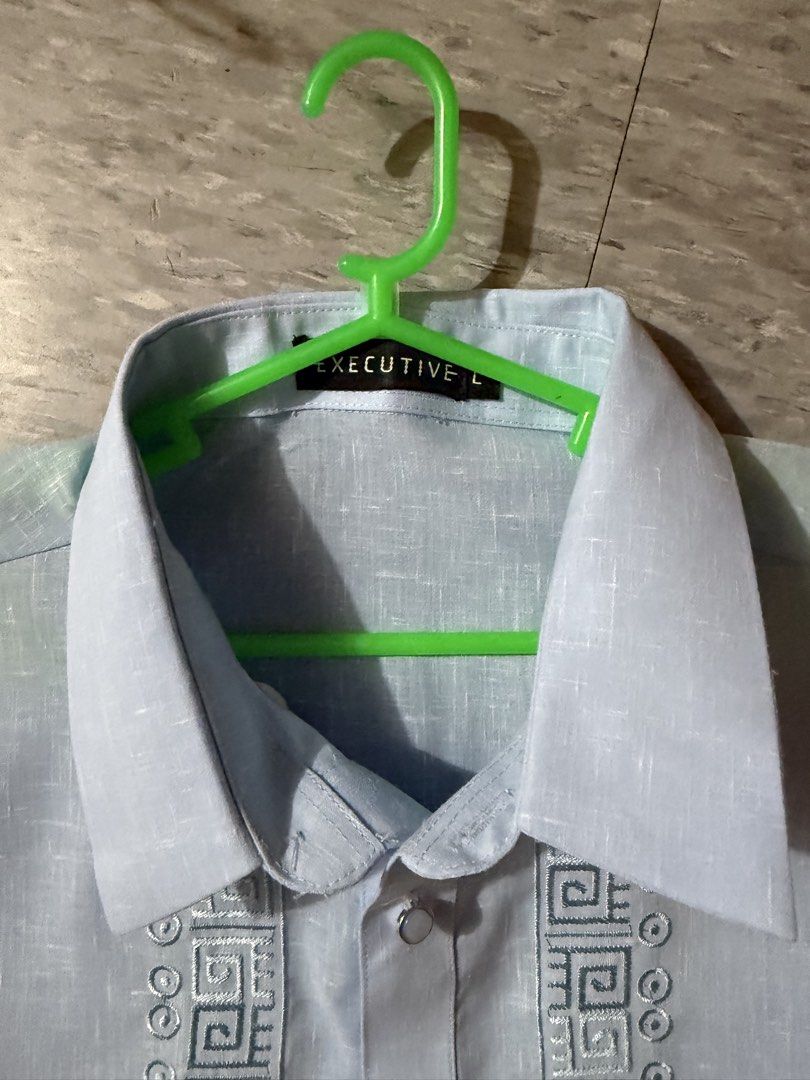 Executive polo baromg (Category: Formal Shirts) located in Manila. Submitted by koyaJ (Listing ID 1463325210, Image 3). Description: Bagong bago pa hndi nagamit hndi kasya dun sa pagbibigyan hndi na den mabalik natapon na kasi yung tag e.