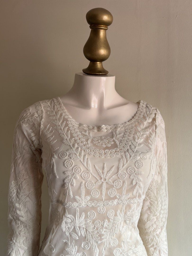 EXPRESS Ivory Embroidered Lace Mini Dress (Category: Dresses) located in Subic. Submitted by miche.b (Listing ID 1463141593, Image 3). Description: Size XS Ivory / cream Intricate embroidered lace Floral & botanical motif Long sheer sleeves Fitted silhouette Lined body Scalloped embroidered hem Mini length.