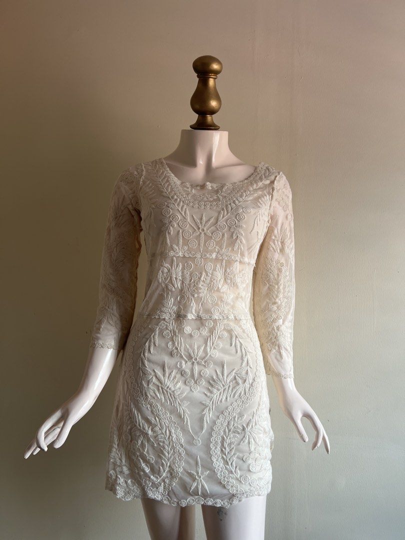 EXPRESS Ivory Embroidered Lace Mini Dress (Category: Dresses) located in Subic. Submitted by miche.b (Listing ID 1463141593, Image 2). Description: Size XS Ivory / cream Intricate embroidered lace Floral & botanical motif Long sheer sleeves Fitted silhouette Lined body Scalloped embroidered hem Mini length.