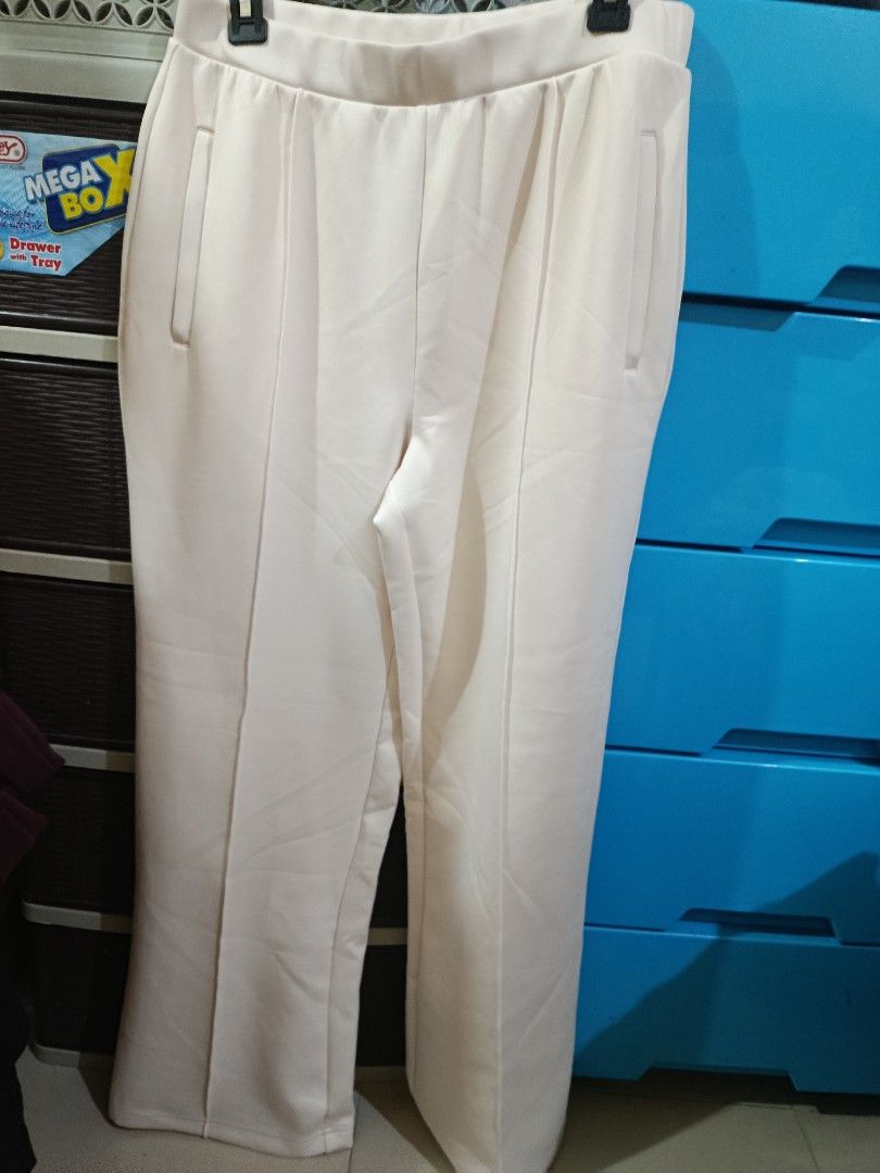 Fabletics Cream Wide Leg Pants Size L (Category: Other Bottoms) located in Manila. Submitted by suguru.chan (Listing ID 1463161762, Image 1). Description: waistline: 30-36" (garterized), l: 40.5", hem: 10" cotton fabric.