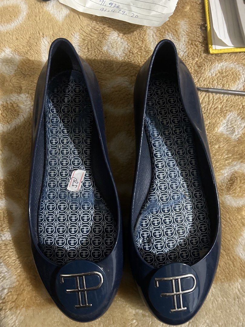Faux Pas jelly shoes size 6 (Category: Flats & Sandals) located in Cavite. Submitted by cecitrifthshop (Listing ID 1463129977, Image 1). Description: Faux pas jelly shoes original blue size 6 made in paris good condition .