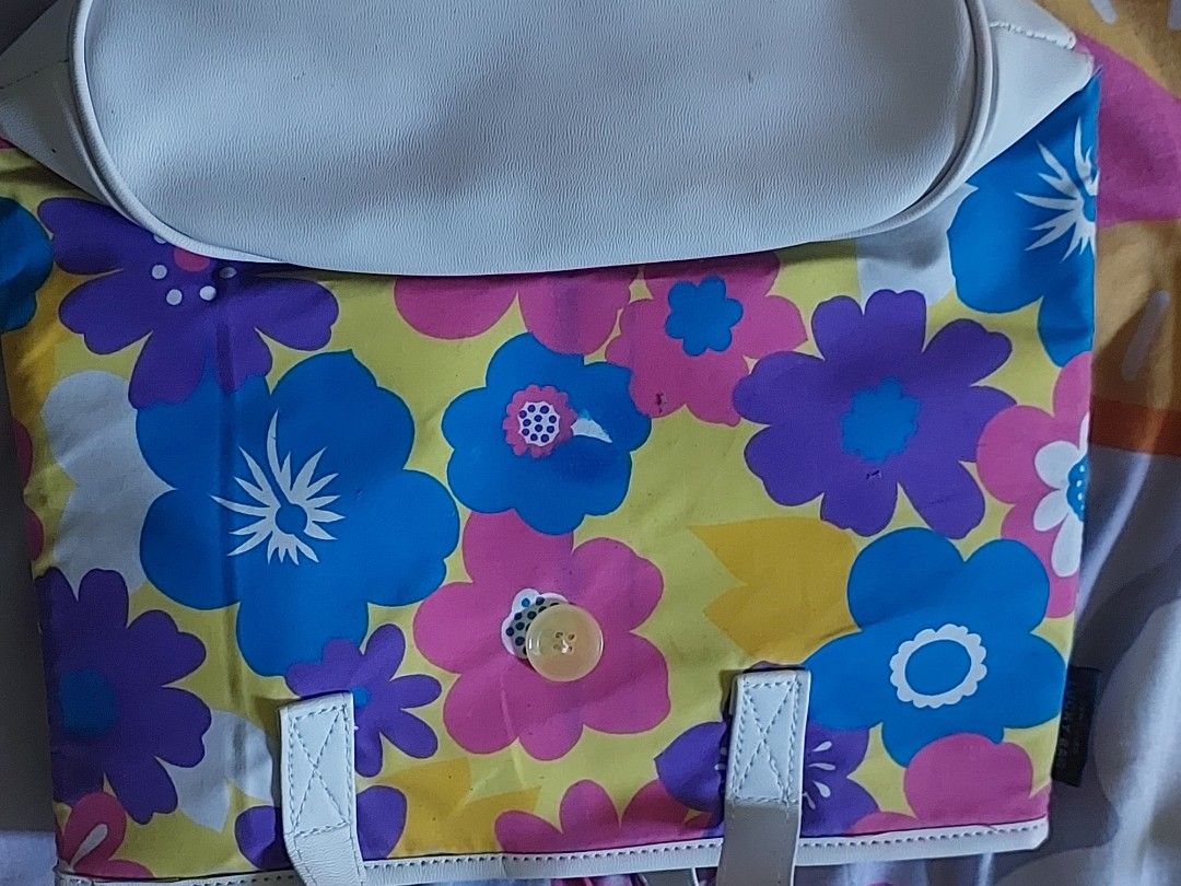 floral bag to declutter (Category: Luxury Bags & Wallets) located in Las Pinas. Submitted by g.bonx (Listing ID 1463200568, Image 2). Description: floral bag with a strap on not used ° MOP: gcash ° MOD: jnt DM for more further questions and information.