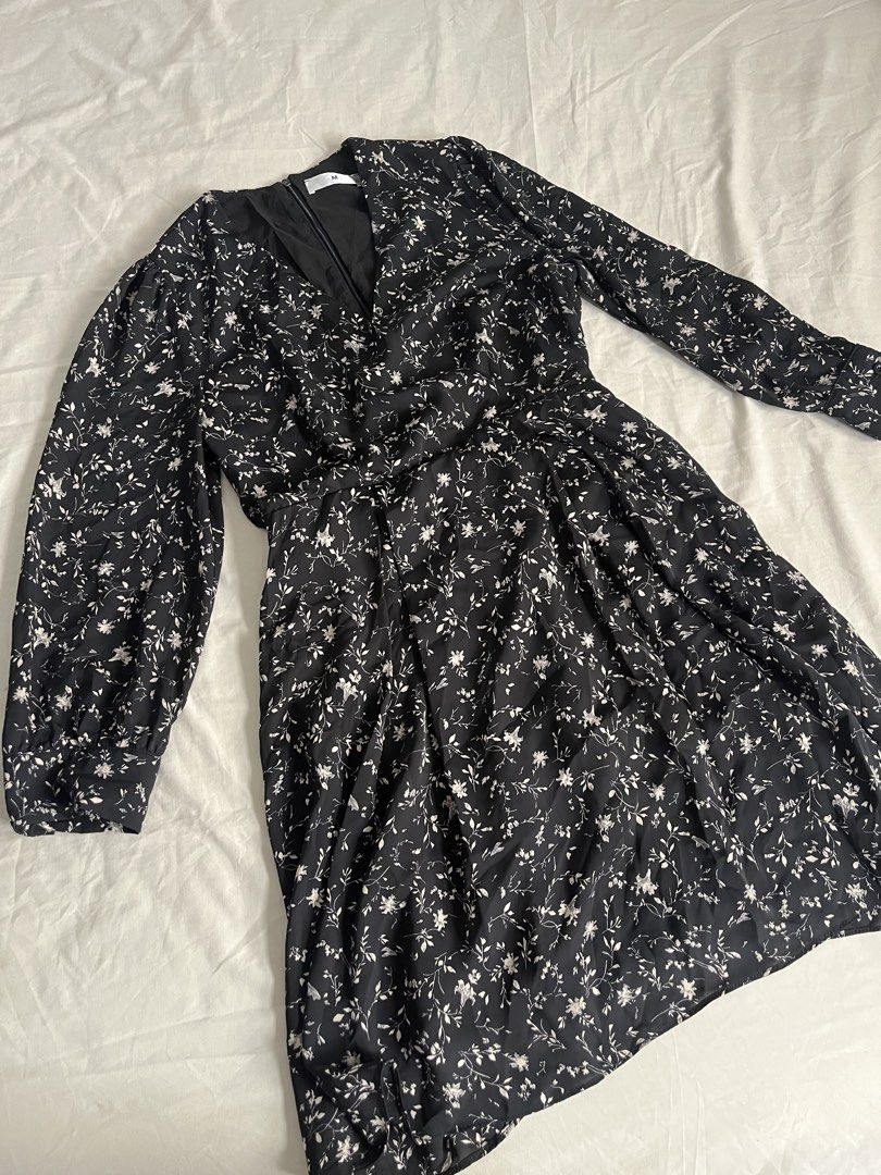 Floral Dress (S-M) (Category: Dresses) located in Quezon City. Submitted by samirosie0329 (Listing ID 1463252081, Image 1). Description: Used twice only :) Good as new .