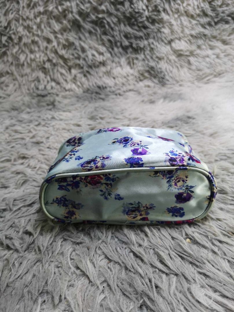Floral Patterned Zipper Closure Cosmetic Pouch With Top Handle (Category: Looking For) located in Santa Cruz. Submitted by jmy_surplus.2 (Listing ID 1463127433, Image 3). Description: Size ; L- 5 W - 8.6 Color ; Sky Blue Type ; Cosmetic Pouch Brand ; No brand Material ; Nylon Style ; Zip Around Floral Cosmetic Pouch LR 129 JMY 4 Batch #223.