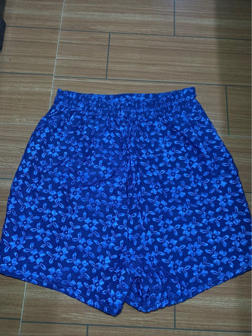 Floral Skort w/ slit (Category: Shorts) located in Manila. Submitted by prelovedclothes21 (Listing ID 1463306170, Image 3). Description: - Size: 23-28 inches - Garterized at the back - skort/palda short - floral design Mode of Payment: 💰Gcash 💰Maribank 💰UnionBank 💰GoTyme Reminders: ✨NO RETURNS / NO EXCHANGE ✨Manage expectations: Items are either preloved or thrifted. All known flaws will be listed/will be shown in the photos ✨We are no longer