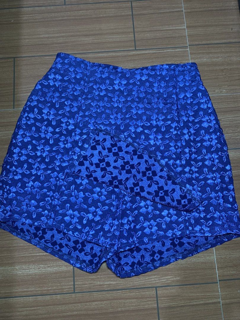 Floral Skort w/ slit (Category: Shorts) located in Manila. Submitted by prelovedclothes21 (Listing ID 1463306170, Image 2). Description: - Size: 23-28 inches - Garterized at the back - skort/palda short - floral design Mode of Payment: 💰Gcash 💰Maribank 💰UnionBank 💰GoTyme Reminders: ✨NO RETURNS / NO EXCHANGE ✨Manage expectations: Items are either preloved or thrifted. All known flaws will be listed/will be shown in the photos ✨We are no longer