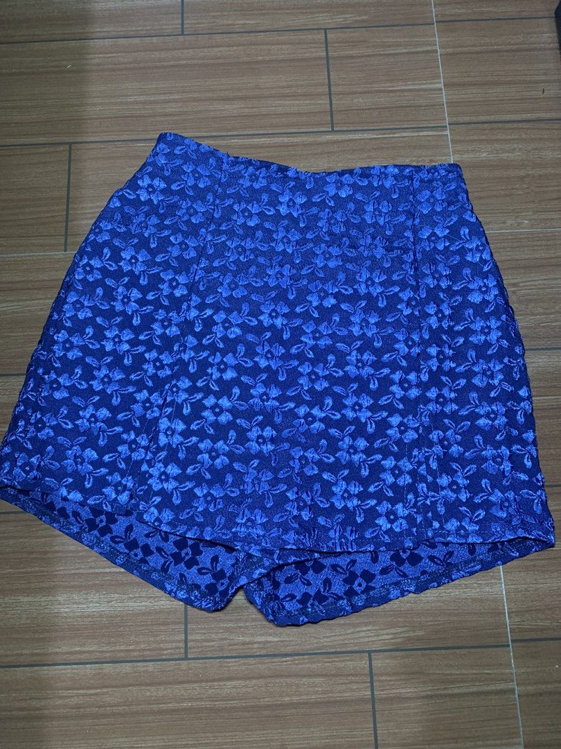 Floral Skort w/ slit (Category: Shorts) located in Manila. Submitted by prelovedclothes21 (Listing ID 1463306170, Image 1). Description: - Size: 23-28 inches - Garterized at the back - skort/palda short - floral design Mode of Payment: 💰Gcash 💰Maribank 💰UnionBank 💰GoTyme Reminders: ✨NO RETURNS / NO EXCHANGE ✨Manage expectations: Items are either preloved or thrifted. All known flaws will be listed/will be shown in the photos ✨We are no longer