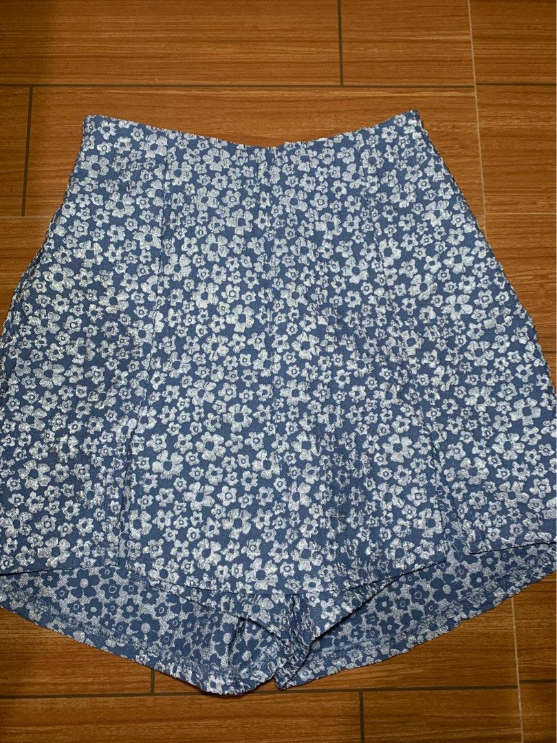 Floral Skort with Slit both sides (Category: Shorts) located in Manila. Submitted by prelovedclothes21 (Listing ID 1463305918, Image 2). Description: - Size: 23-28 inches - Garterized at the back - skort/palda short - floral design Mode of Payment: 💰Gcash 💰Maribank 💰UnionBank 💰GoTyme Reminders: ✨NO RETURNS / NO EXCHANGE ✨Manage expectations: Items are either preloved or thrifted. All known flaws will be listed/will be shown in the photos ✨We 