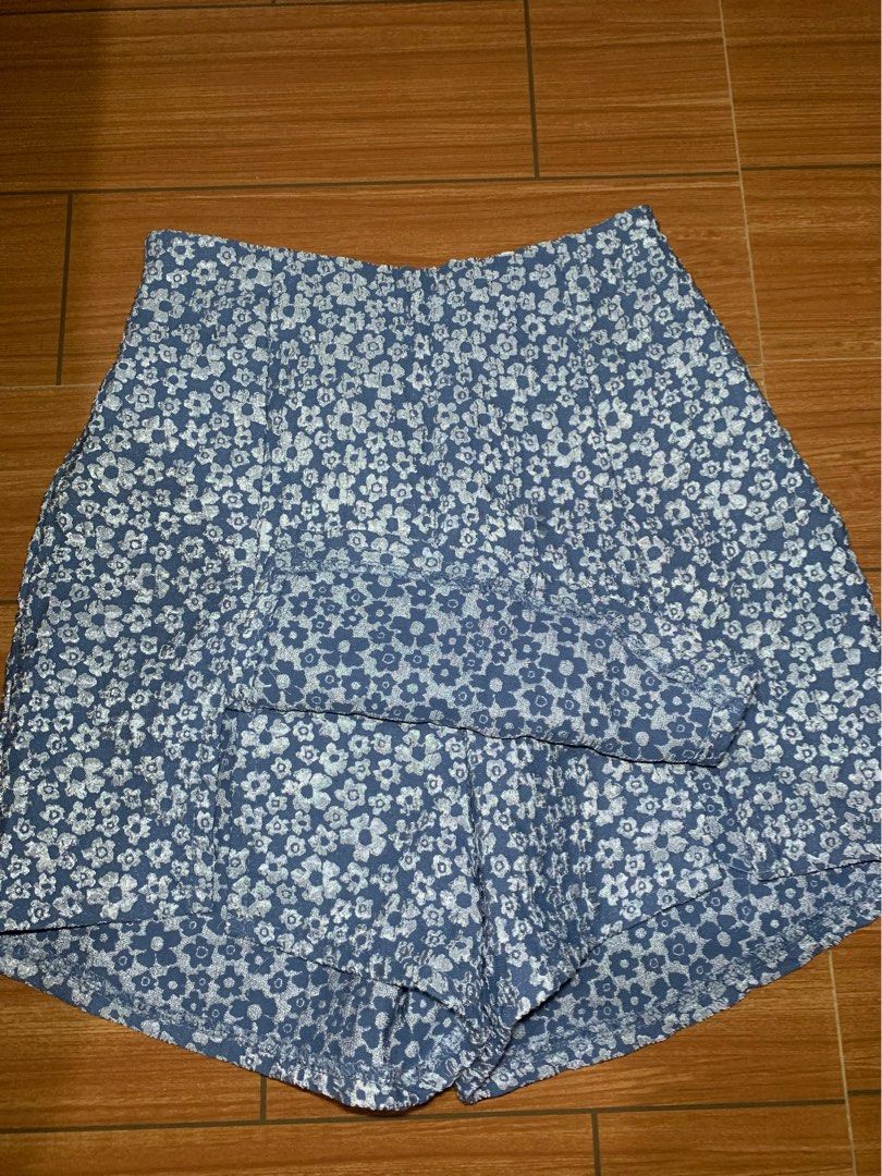 Floral Skort with Slit both sides (Category: Shorts) located in Manila. Submitted by prelovedclothes21 (Listing ID 1463305918, Image 3). Description: - Size: 23-28 inches - Garterized at the back - skort/palda short - floral design Mode of Payment: 💰Gcash 💰Maribank 💰UnionBank 💰GoTyme Reminders: ✨NO RETURNS / NO EXCHANGE ✨Manage expectations: Items are either preloved or thrifted. All known flaws will be listed/will be shown in the photos ✨We 
