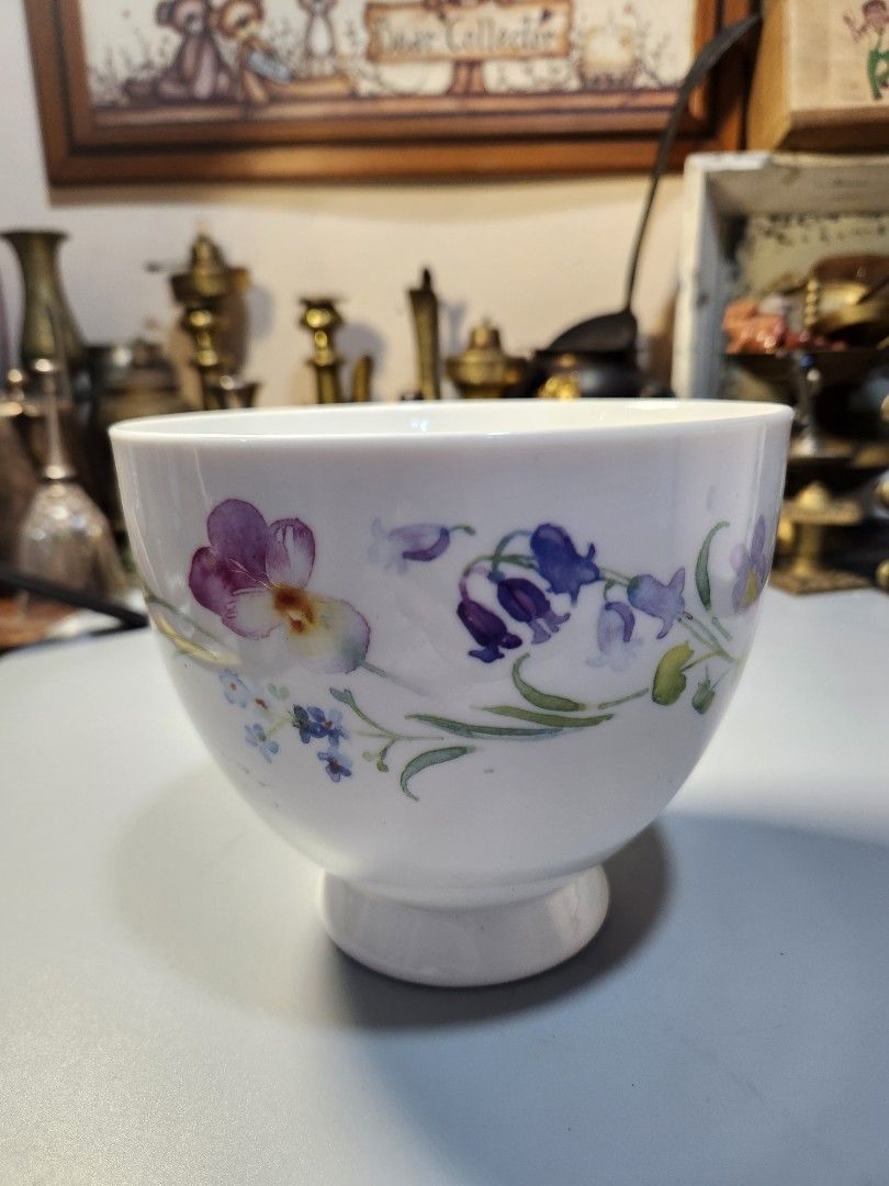 Footed Ceramic Decorative Bowl with Floral Print (Category: Vases & Decorative Bowls) located in Baguio. Submitted by tindahanbagtown2600 (Listing ID 1463322437, Image 1). Description: UK Surplus | Japan Surplus Container Items Location: Baguio City, Benguet 2600 Dropping | Meet-Up | Shipping Nationwide.
