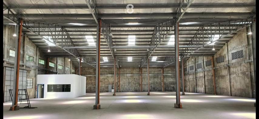 𝐅𝐎𝐑 𝐋𝐄𝐀𝐒𝐄: Warehouse in Calamba City, Laguna (Category: Industrial Equipment Rental) located in Taguig. Submitted by bradzafe_8 (Listing ID 1463137805, Image 3). Description: Strategically positioned in Calamba, Laguna, this spacious warehouse offers approximately 1,800 sqm of covered area, providing ample space for storage, distribution, logistics, manufacturing, or other business operations. 𝐅𝐞𝐚𝐭𝐮𝐫𝐞𝐬: • Height: 6m shoulder, 9m A