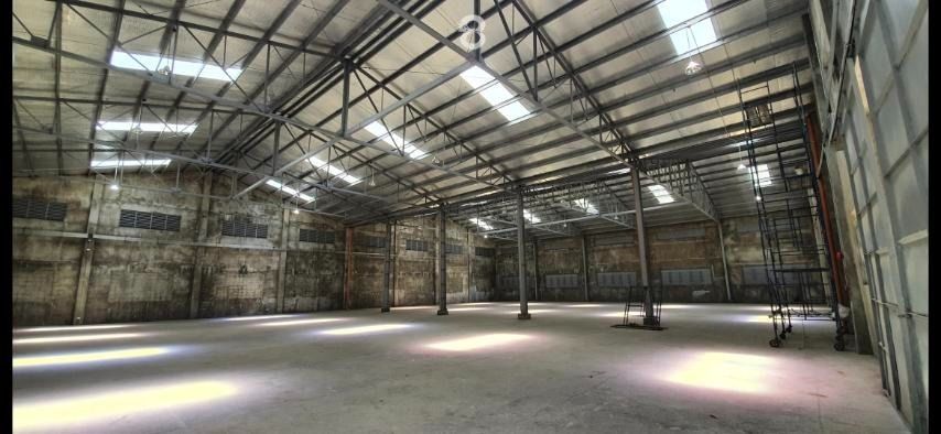𝐅𝐎𝐑 𝐋𝐄𝐀𝐒𝐄: Warehouse in Calamba City, Laguna (Category: Industrial Equipment Rental) located in Taguig. Submitted by bradzafe_8 (Listing ID 1463137805, Image 1). Description: Strategically positioned in Calamba, Laguna, this spacious warehouse offers approximately 1,800 sqm of covered area, providing ample space for storage, distribution, logistics, manufacturing, or other business operations. 𝐅𝐞𝐚𝐭𝐮𝐫𝐞𝐬: • Height: 6m shoulder, 9m A