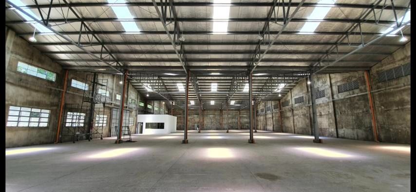 𝐅𝐎𝐑 𝐋𝐄𝐀𝐒𝐄: Warehouse in Calamba City, Laguna (Category: Industrial Equipment Rental) located in Taguig. Submitted by bradzafe_8 (Listing ID 1463137805, Image 2). Description: Strategically positioned in Calamba, Laguna, this spacious warehouse offers approximately 1,800 sqm of covered area, providing ample space for storage, distribution, logistics, manufacturing, or other business operations. 𝐅𝐞𝐚𝐭𝐮𝐫𝐞𝐬: • Height: 6m shoulder, 9m A
