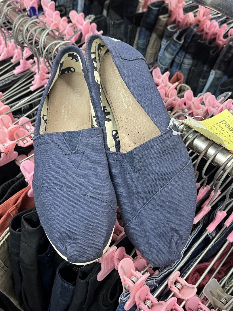 FOR SALE (Category: Loafers) located in Bulacan. Submitted by sef19 (Listing ID 1463245256, Image 1). Description: TOMS - size : 7 womens condition : excellent price : ₱1,680 - mop : gcash / jnt pm 📩📩📩 📍BULACAN.