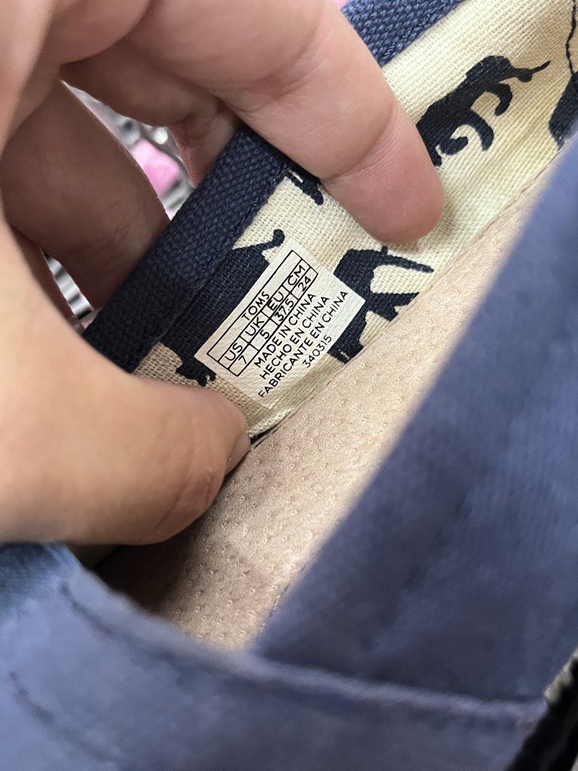 FOR SALE (Category: Loafers) located in Bulacan. Submitted by sef19 (Listing ID 1463245256, Image 3). Description: TOMS - size : 7 womens condition : excellent price : ₱1,680 - mop : gcash / jnt pm 📩📩📩 📍BULACAN.