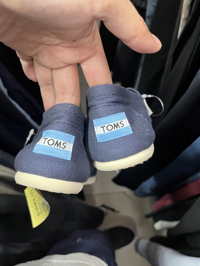 FOR SALE (Category: Loafers) located in Bulacan. Submitted by sef19 (Listing ID 1463245256, Image 2). Description: TOMS - size : 7 womens condition : excellent price : ₱1,680 - mop : gcash / jnt pm 📩📩📩 📍BULACAN.