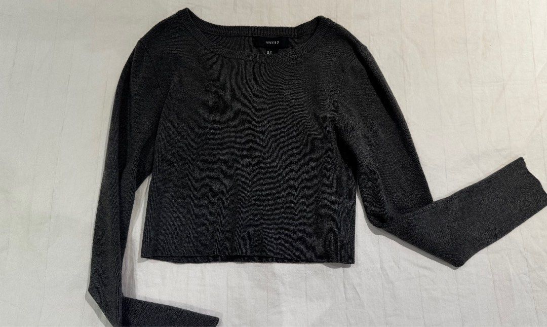 Forever 21 dark gray cropped sweater (Category: Coats, Jackets and Outerwear) located in Muntinlupa City. Submitted by champange101 (Listing ID 1463249632, Image 1). Description: Pre loved! Size shown in photo. Pls do not ask for measurements 🙏🏼 No when worn photos. No discounts!! Selling LOW already! Item in VERY GOOD CONDITION! 🤩 Shipping to be arranged by buyer Item coming from Alabang Via grab or lalamove (or any same day delivery service)
