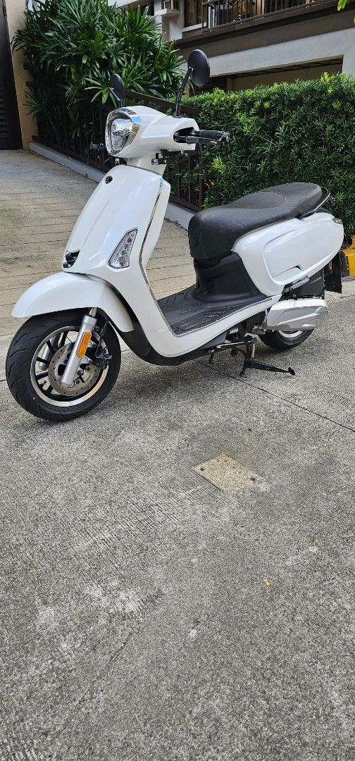 Fully upgraded 2024 Kymco Like 150i (Category: Motorbikes for Sale) located in Quezon City. Submitted by safeforest.492237 (Listing ID 1463323093, Image 1). Description: KYMCO Like 150i, 2024 Pearly White 1400k kms Purchased May 2025 1st owner Registered until Sept 2028 Complete docs Upgrades: (40K) Ceramic coated RCB Flow Pro 365mm Dual shocks-rear Malossi Maxi Fly clutch and bell Malossi Variator set Stainless sportsrack- matte black Senlo T1 P