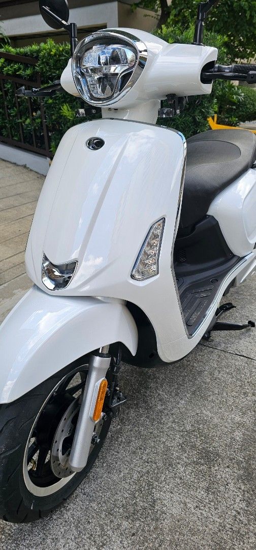 Fully upgraded 2024 Kymco Like 150i (Category: Motorbikes for Sale) located in Quezon City. Submitted by safeforest.492237 (Listing ID 1463323093, Image 3). Description: KYMCO Like 150i, 2024 Pearly White 1400k kms Purchased May 2025 1st owner Registered until Sept 2028 Complete docs Upgrades: (40K) Ceramic coated RCB Flow Pro 365mm Dual shocks-rear Malossi Maxi Fly clutch and bell Malossi Variator set Stainless sportsrack- matte black Senlo T1 P