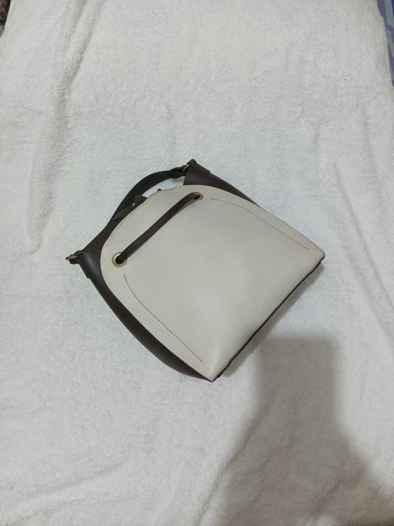 FURLA DOLCEZZA PINEAPPLE BUCKET BAG (Category: Luxury Bags & Wallets) located in Manila. Submitted by sabrinacalin (Listing ID 1463289225, Image 2). Description: 🍍 FURLA DOLCEZZA PINEAPPLE BUCKET BAG 🍍 ✨ Stylish and unique Furla piece perfect for everyday looks! 📏 Dimensions: L: 18 cm W: 11 cm H: 20 cm 💰 Price: ₱3,500 📩 PM to order/inquire! First to confirm gets the item. 🛍️✨.