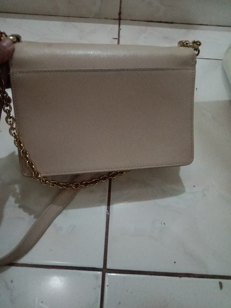 Furla Genuine Leather Chain Shoulder Bag (Category: Luxury Bags & Wallets) located in Rosario. Submitted by gmarilyn1934608 (Listing ID 1463139912, Image 3). Description: - Genuine Furla leather shoulder bag - Color: Light beige - Strap: Gold chain - Closure: Turn-lock - Interior: Shows some light marks and a bit of color transfer - Exterior: Looks good - Style: Classic and timeless piece.