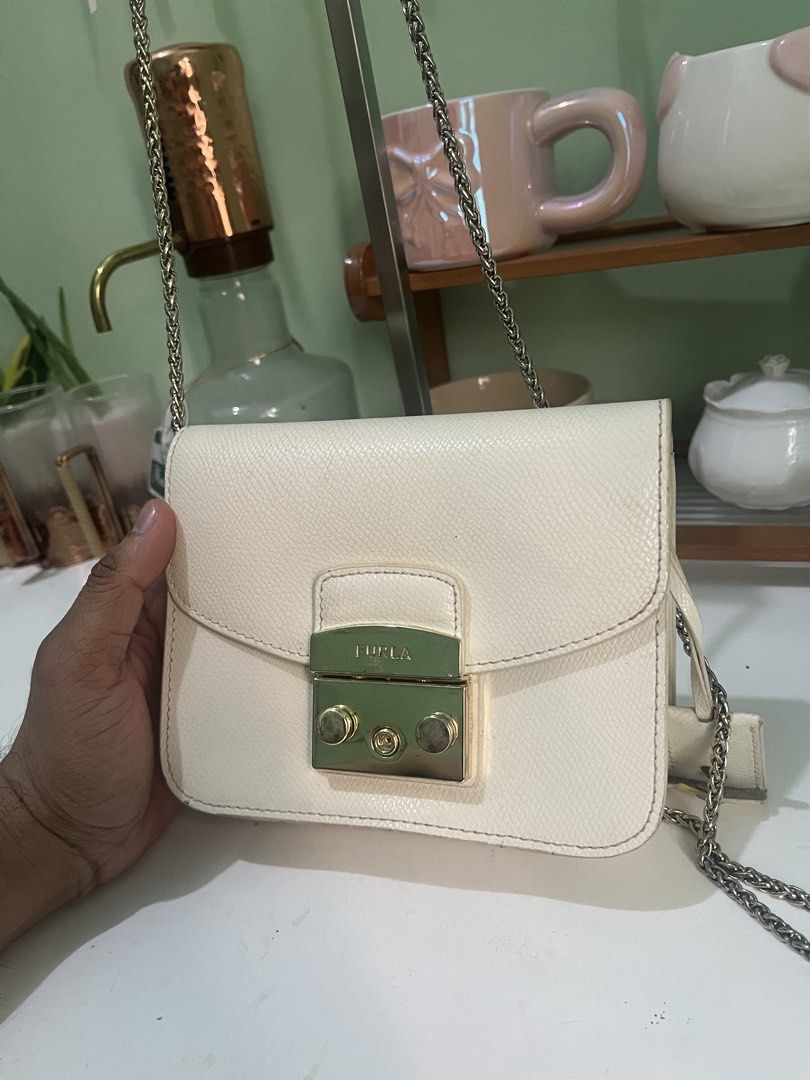 Furla sling (Category: Cross-body Bags) located in Manila. Submitted by thriftniyuno (Listing ID 1463205750, Image 2). Description: good condition.