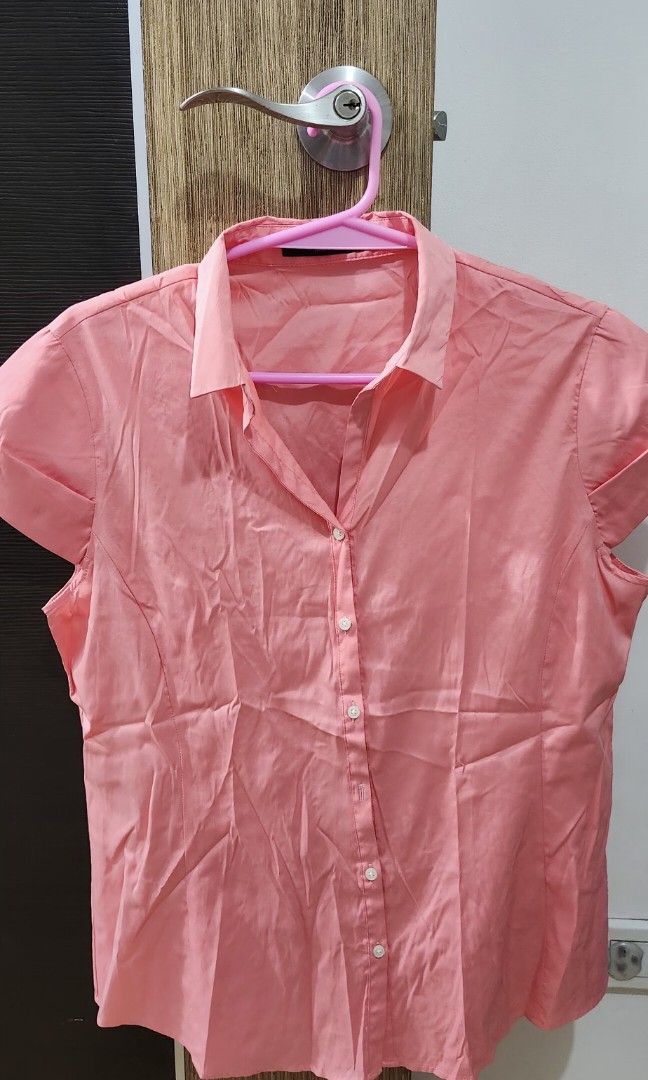 G2000 Woman Essential Top Size 38 (Category: Sleeveless) located in Manila. Submitted by atan2025 (Listing ID 1463226698, Image 2). Description: - Brand: G2000 Woman - Color: Coral Pink - Size: 38 - Fabric: Sheer, lightweight - Style: Essential line, versatile - Features: Great for layering or wearing on its own.