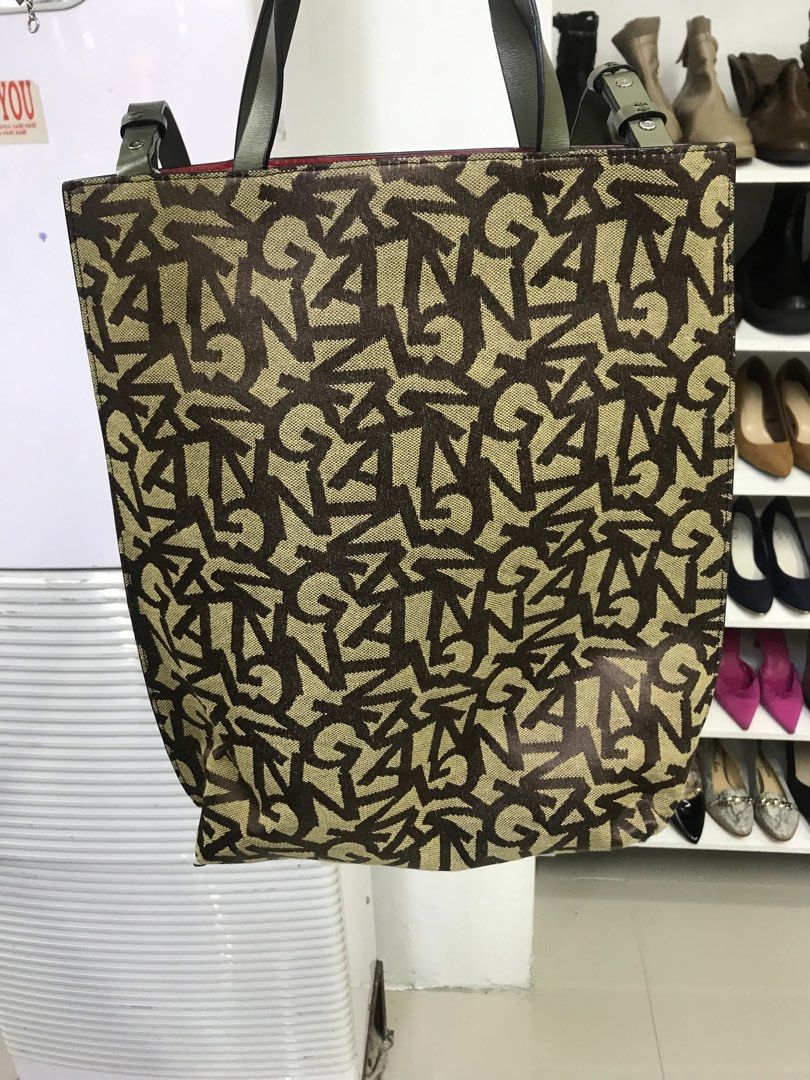 Ganni (Category: Tote Bags) located in Balete No 2. Submitted by troyesybang (Listing ID 1463265722, Image 3). Description: Used body okay may sira sa sabi tan ng long strap need tahian sha Magnet lock klosing Body is like sa coa ch na mga bag yun canvas Yun lang ang kanyang flaws need lang ipatahi pra matibay n sha Sf shipping j&t only .
