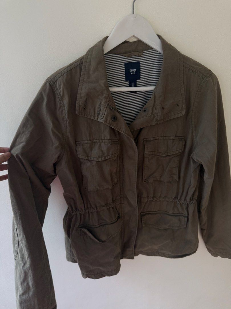 XSMALL GAP Khaki Utility Jacket Parka (Category: Coats, Jackets and Outerwear) located in San Juan City. Submitted by sayshops (Listing ID 1463173876, Image 3). Description: GAP Khaki Utility Jacket Parka Drawstring waist, front pockets, inner lining with classic black and white stripes No flaws.