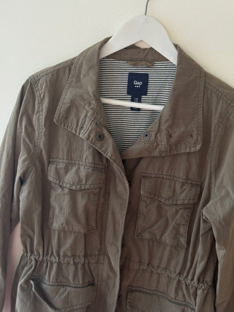 XSMALL GAP Khaki Utility Jacket Parka (Category: Coats, Jackets and Outerwear) located in San Juan City. Submitted by sayshops (Listing ID 1463173876, Image 2). Description: GAP Khaki Utility Jacket Parka Drawstring waist, front pockets, inner lining with classic black and white stripes No flaws.