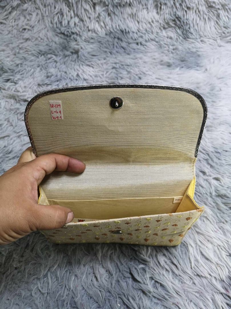 Geometric Pattern Fold Over Coin Purse (Category: Wallets & Card holders) located in Santa Cruz. Submitted by jmy_surplus.2 (Listing ID 1463245323, Image 2). Description: Size ; L - 6.4 W - 8.4 Color ; Beige Type ; Clutch Brand ; No brand Material ; Nylon Style ; Snap Closure Coin Purse LR 129 JMY 4 Batch #223.