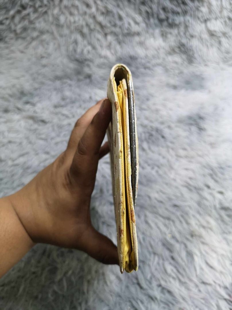 Geometric Pattern Fold Over Coin Purse (Category: Wallets & Card holders) located in Santa Cruz. Submitted by jmy_surplus.2 (Listing ID 1463245323, Image 3). Description: Size ; L - 6.4 W - 8.4 Color ; Beige Type ; Clutch Brand ; No brand Material ; Nylon Style ; Snap Closure Coin Purse LR 129 JMY 4 Batch #223.