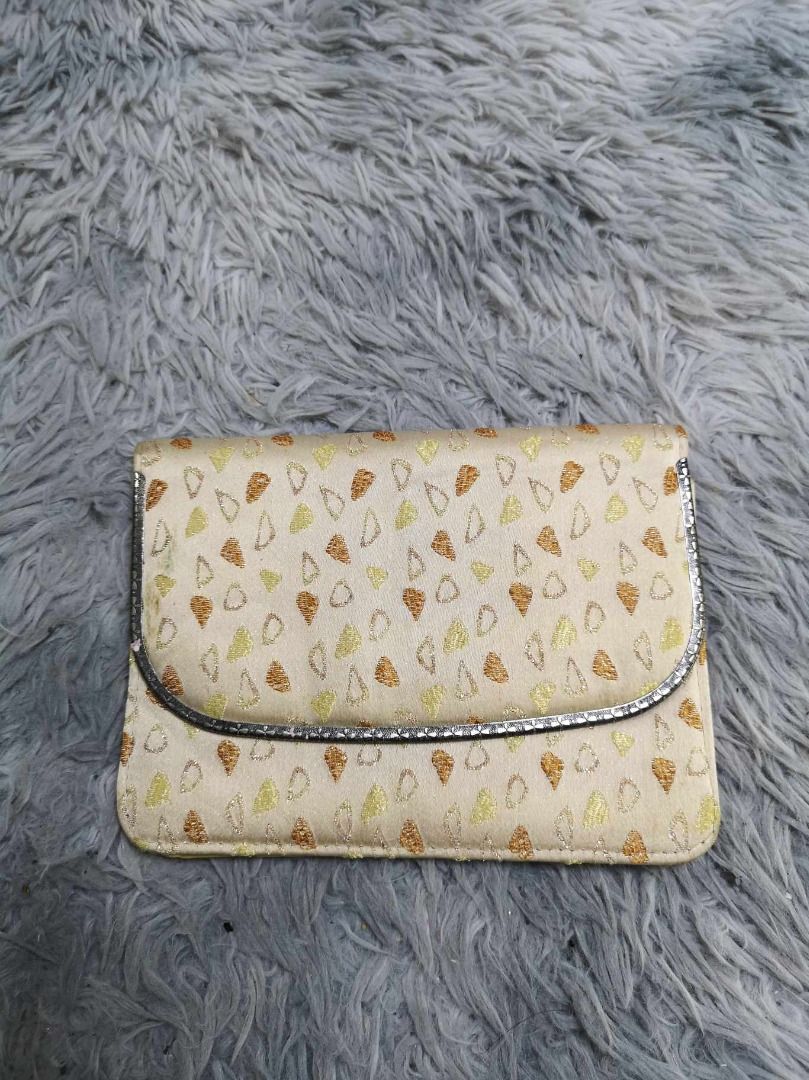 Geometric Pattern Fold Over Coin Purse (Category: Wallets & Card holders) located in Santa Cruz. Submitted by jmy_surplus.2 (Listing ID 1463245323, Image 1). Description: Size ; L - 6.4 W - 8.4 Color ; Beige Type ; Clutch Brand ; No brand Material ; Nylon Style ; Snap Closure Coin Purse LR 129 JMY 4 Batch #223.