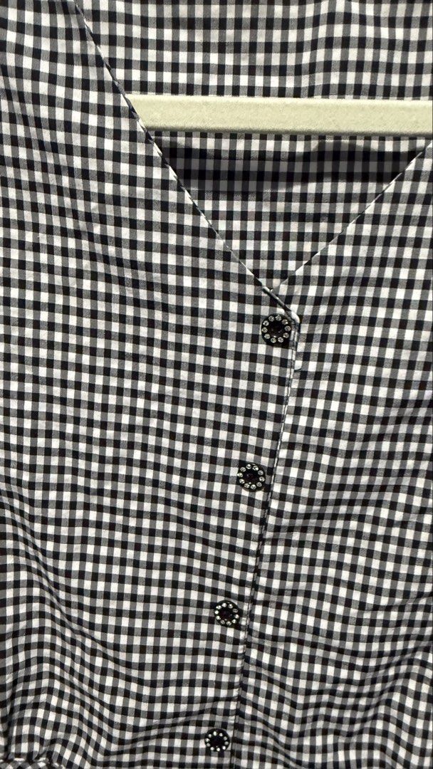 Gingham Top (Category: Blouses) located in Quezon City. Submitted by dinesaur (Listing ID 1463305567, Image 2). Description: With tie on side waist.