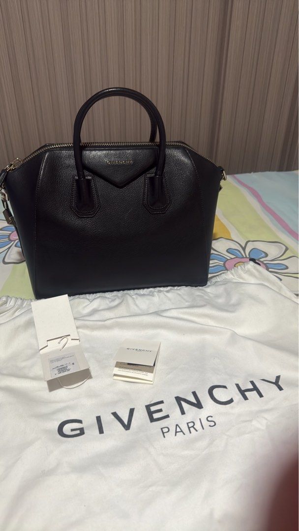 Givenchy Antigona (Category: Shoulder Bags) located in Rodriguez. Submitted by janessa1226 (Listing ID 1463301807, Image 1). Description: Givenchy Antigona Medium Black Goat Leather BB05100012-001 Authentic complete with Dust bag and tag.